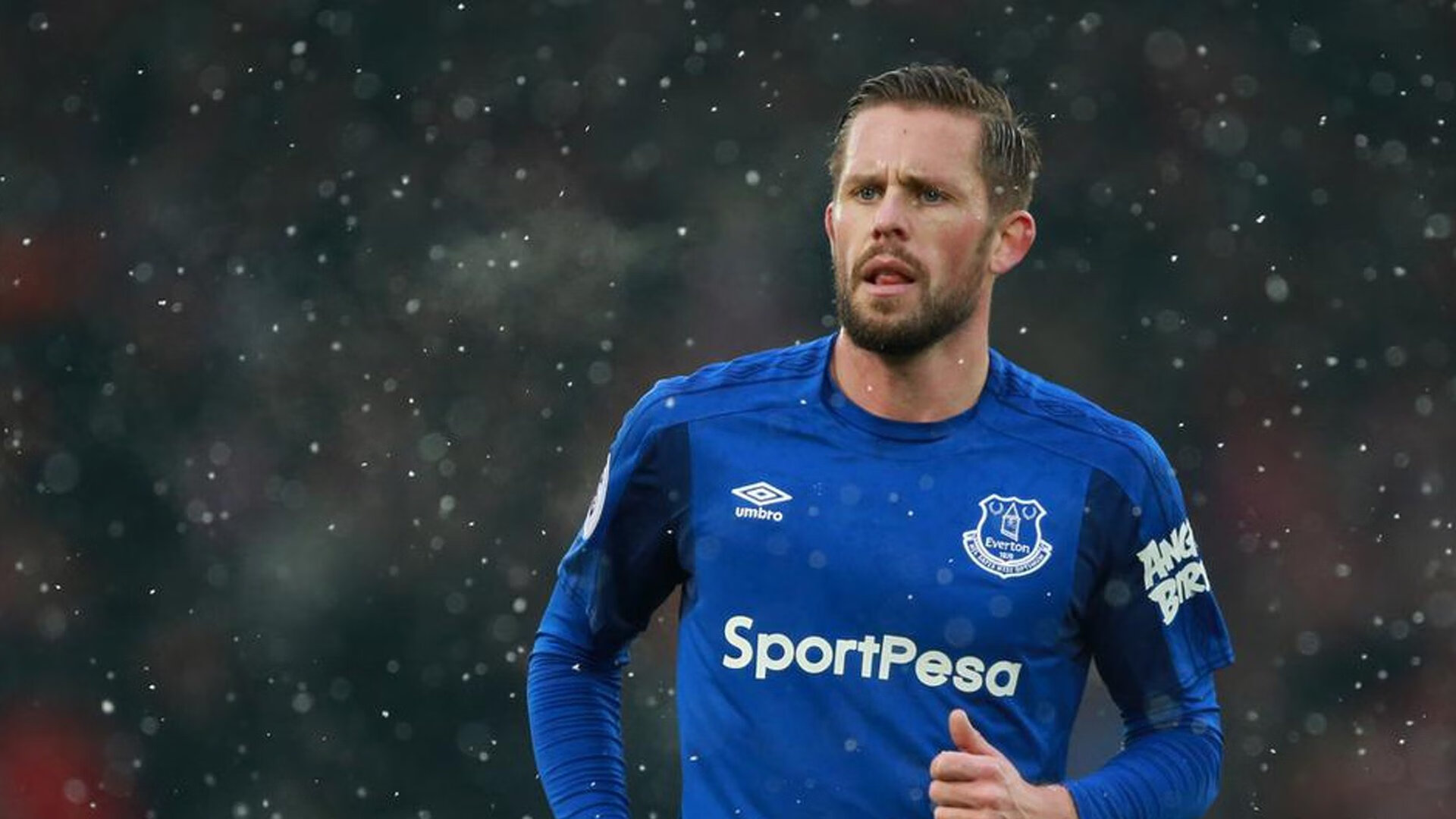 【明星亮相】明星球员复出赛场表现抢眼，明星球队