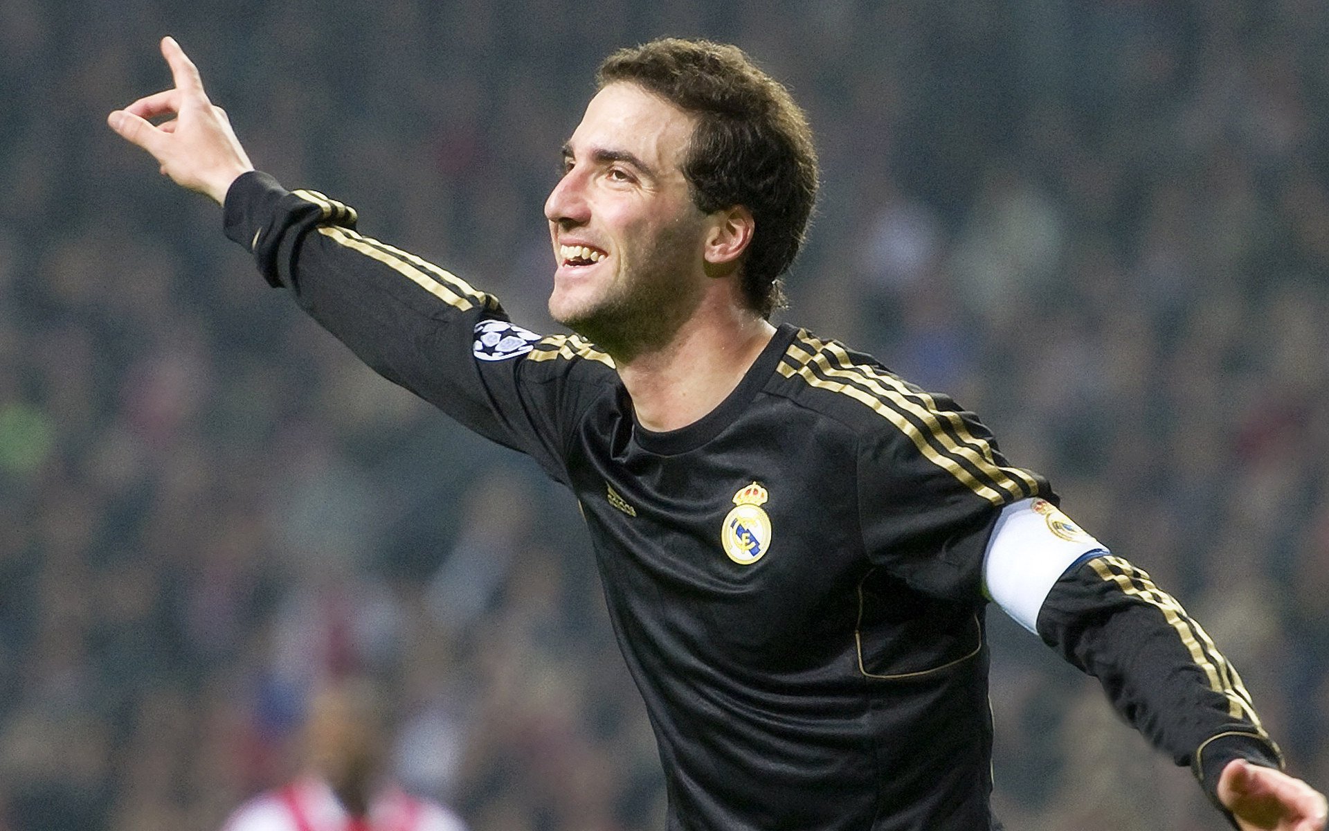 德国骑手多米安·米歇尔斯在2024年巴黎奥运会盛装舞步比赛中获得第六名,展现坚韧精神。